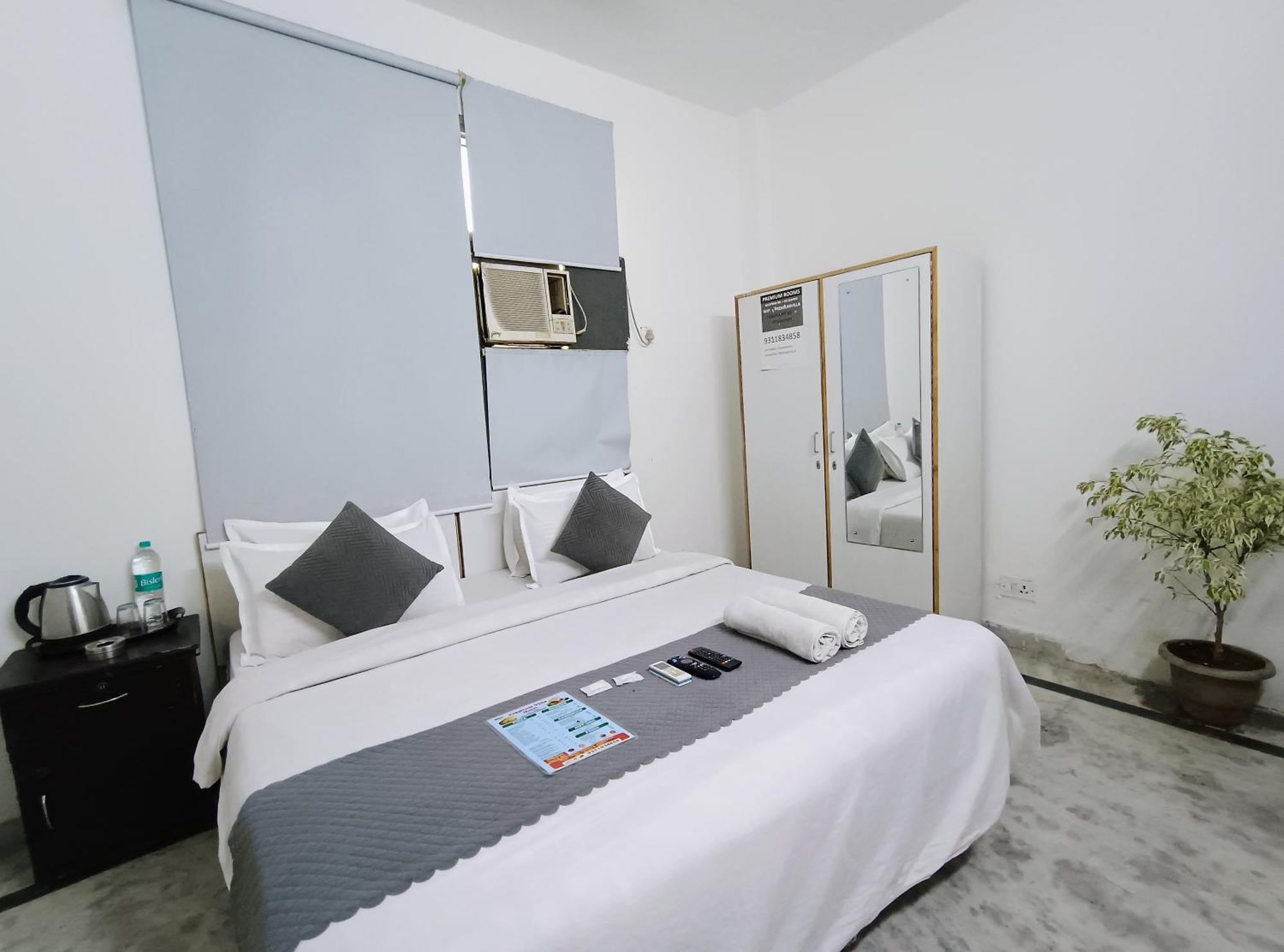 Hotel Hauz Khas Fort View New Delhi Exterior photo